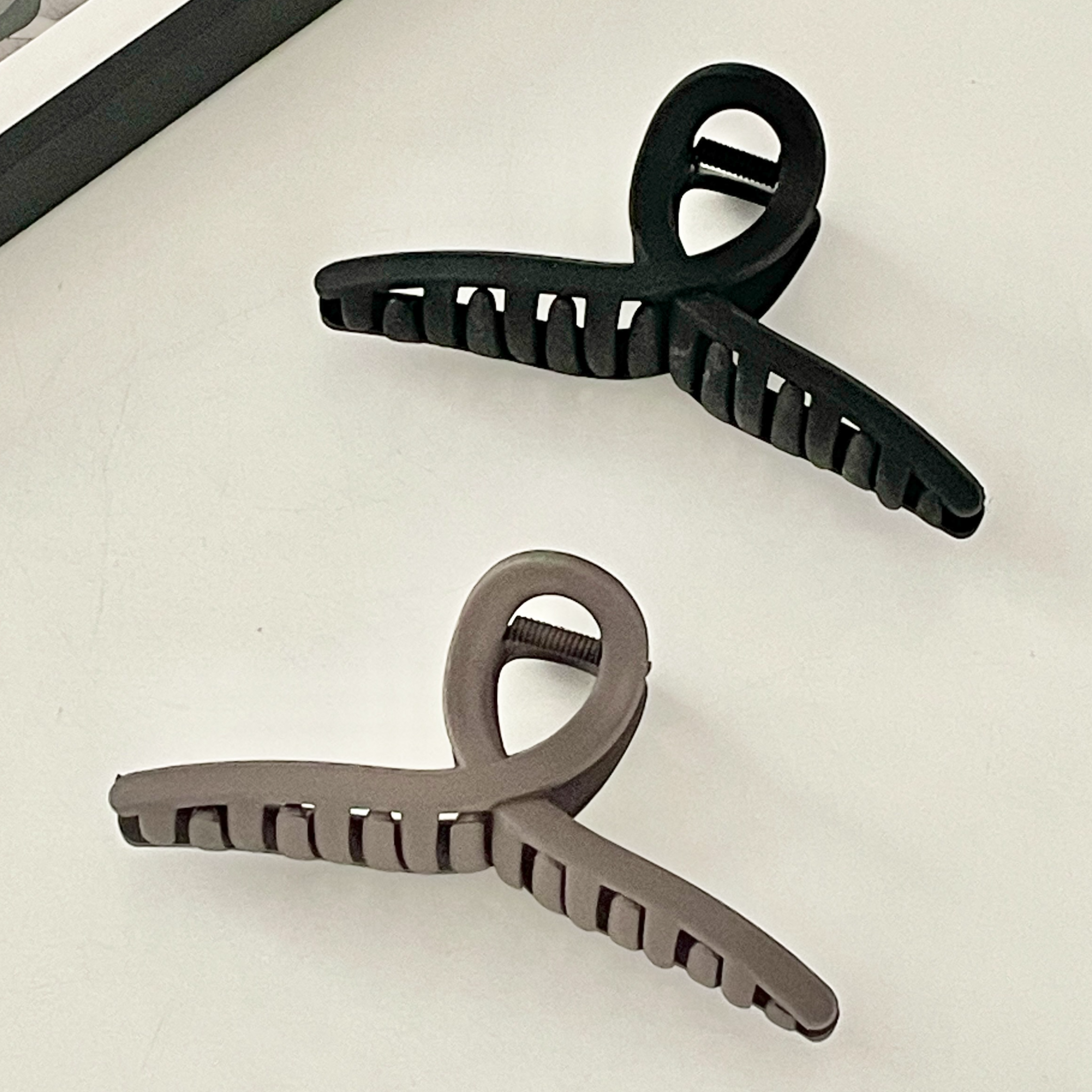 해피제이 빅사이즈 꼬임 톤다운 올림머리 집게핀 13cm 2종 세트 3,900원