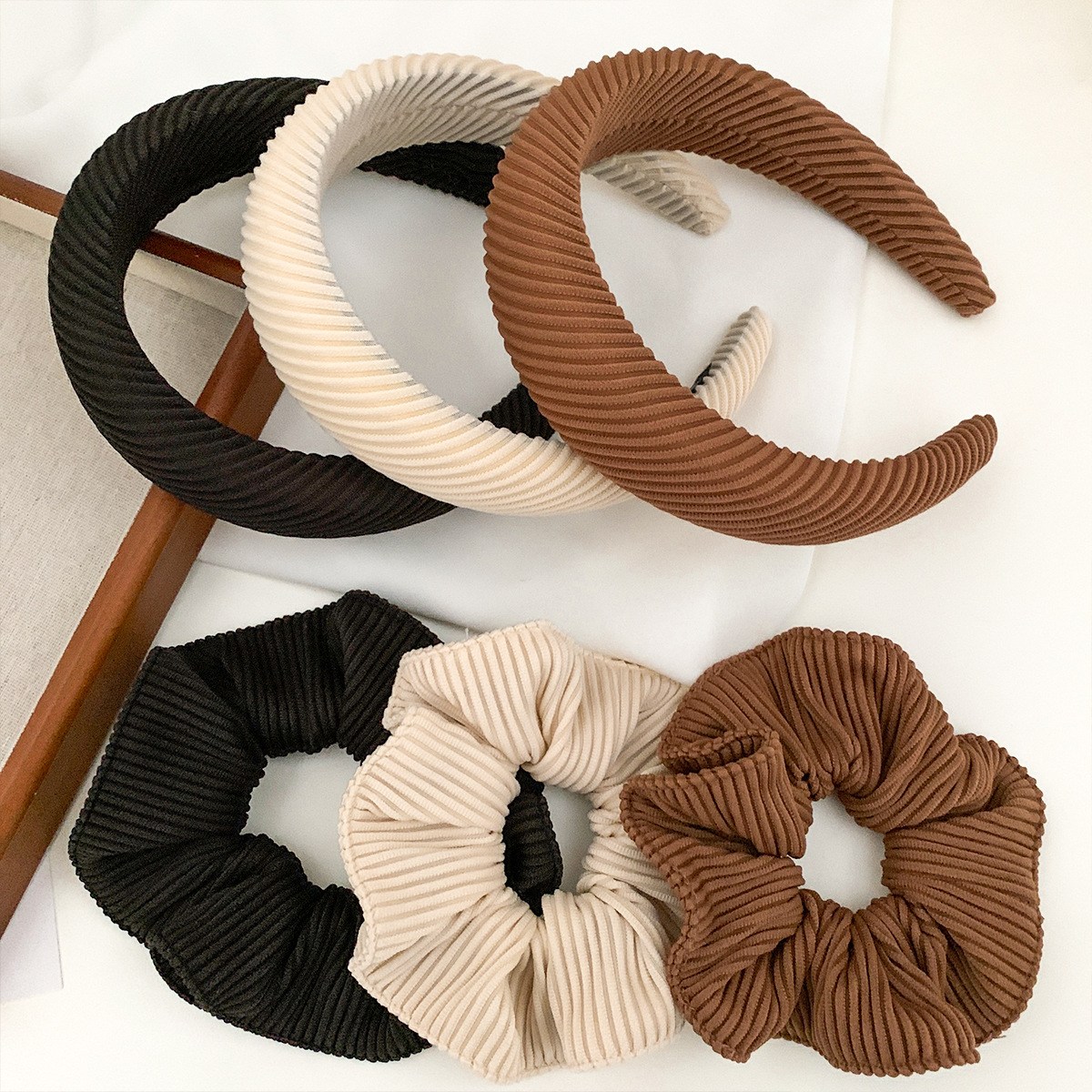 [곱창밴드+머리띠] 다프네 코듀로이 빅 대왕 풍성한 곱창밴드 곱창끈 곱창머리끈 스크런치 머리끈 볼륨 귀안아픈 머리띠 헤어밴드 11,900원