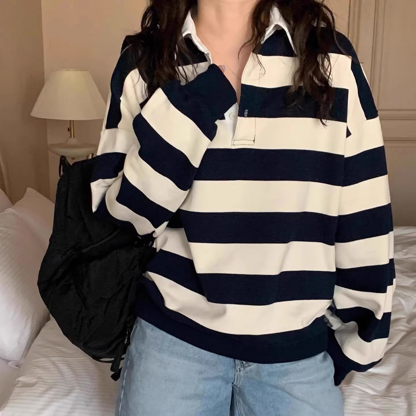 퀸앤조이 여성용 루즈핏 스트라이프 카라넥 맨투맨 오버사이즈 배색 카라 스윗셔츠 베르티 73,800원