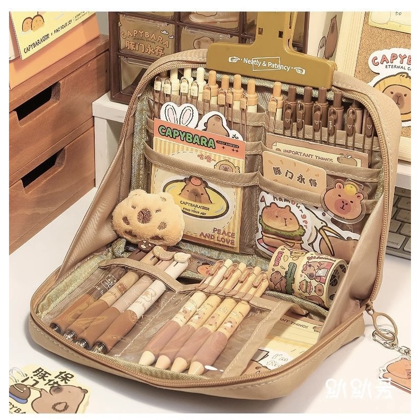 [히어로즈마트] 귀여움도 수납력도 꽉 찬 카피바라 필통 귀여운 브로치까지, 1개, 브라운 10,900원