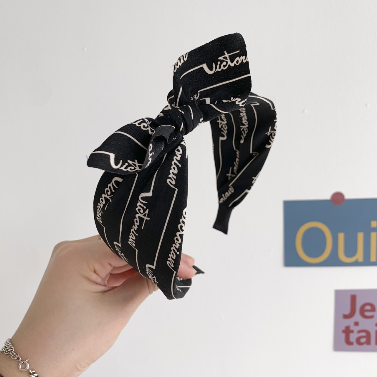 (국내제작) 로맨틱모모 예쁜 블랙 리본 반다나 레터링 헤어밴드 터번 머리띠 12,500원
