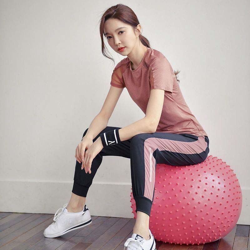 AOKADA  여성 런닝복 조깅복 트레이닝복 요가복 헬스복 운동복 기능성 반팔 + 조거팬츠 2종 상하의 세트 30,650원