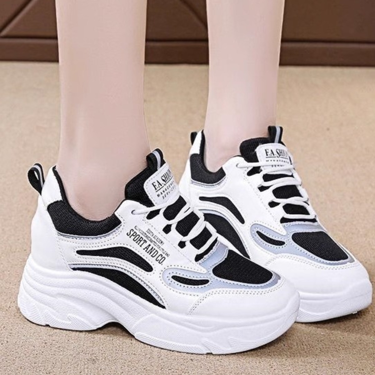 여성용 통굽 리프팅 스니커즈 키높이 초경량 운동화 봄여름 슬림라인 발편한 데일리 신발, 현재가 21,900원