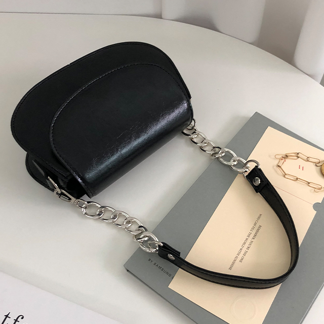 담찌마켓 여성 체인 하프문 플랩 숄더백 투웨이 심플 데일리 반달백 라운드 손가방 선물추천 핸드폰가방 캐주얼 하객룩 데이트 휴가 여행 미디움 미니멀 크로스백 4col mo2224 18,700원