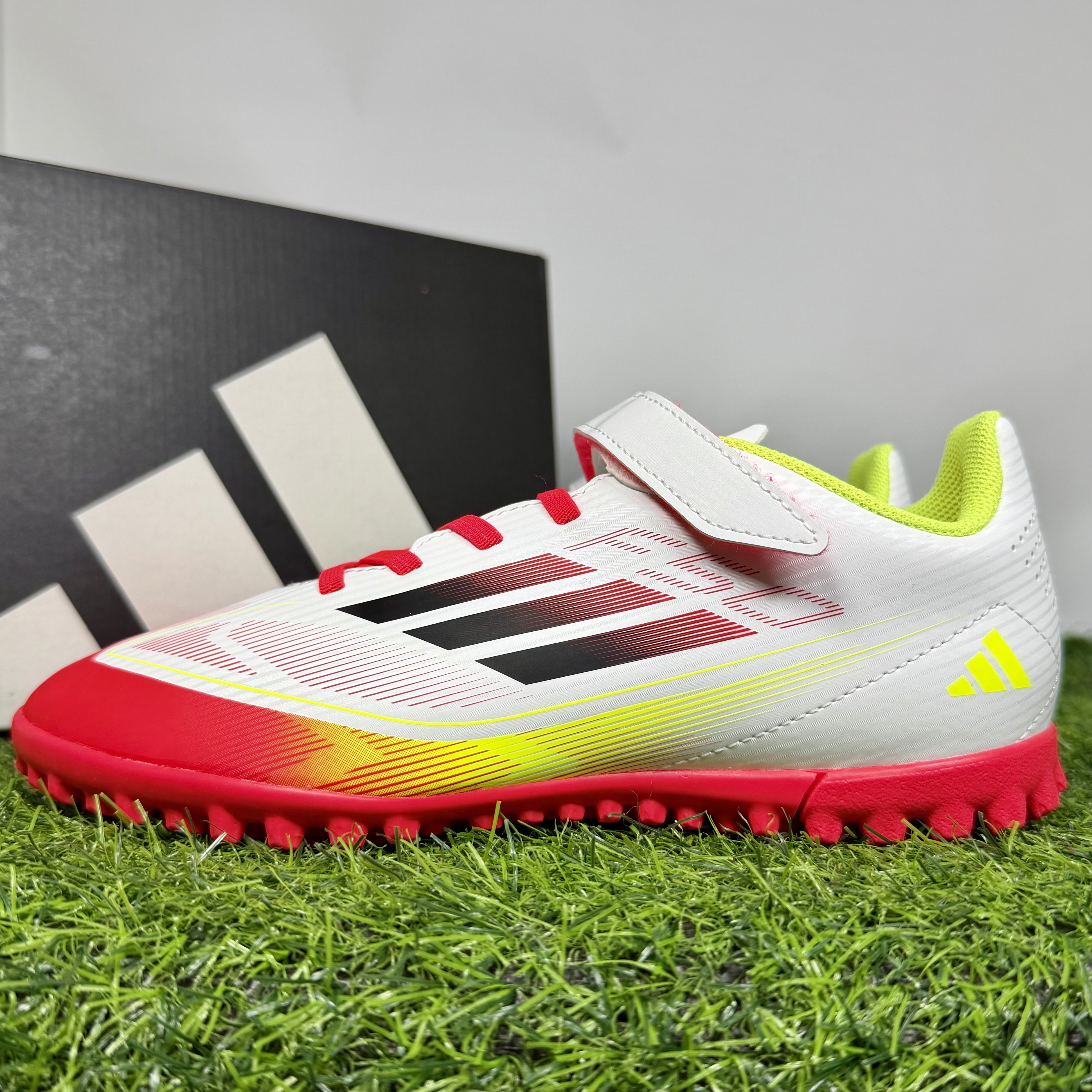 아디다스 주니어 축구화 F50 클럽 벨크로 찍찍이 발편한 맨땅용 인조잔디용 키즈 풋살화 50,000원