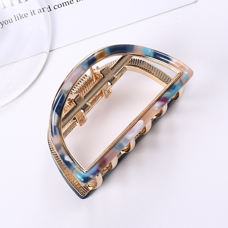 수스다 반달모양 마블링 레오파드 메탈 프레임 반머리 올림머리 집게핀 8,800원