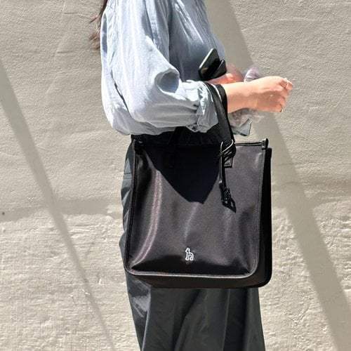 [국내백화점]  헤지스 [생활방수][완판재입고] 아이코닉 블랙 나일론 토트백 HJBA6EE21BK 149,720원