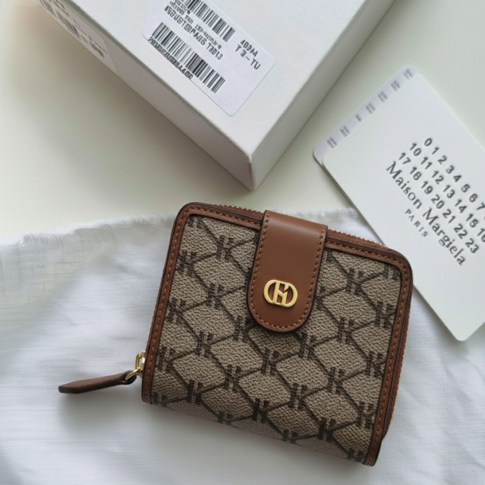 [선물포장/쇼핑백 동봉] 헤지스 브라운 로고장식 가죽 여성 반지갑 부모님 취업 선물 추천 149,900원