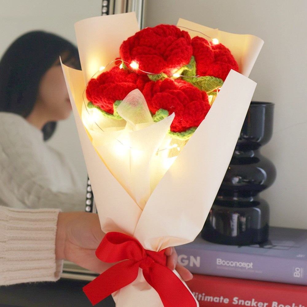 이지유 (LED전구 증정) 뜨개 꽃다발 핸드메이드 완제품 졸업 화이트데이 부케 기념일 니트 선물 소품, 1개, 장미 뜨개 꽃다발 24,800원