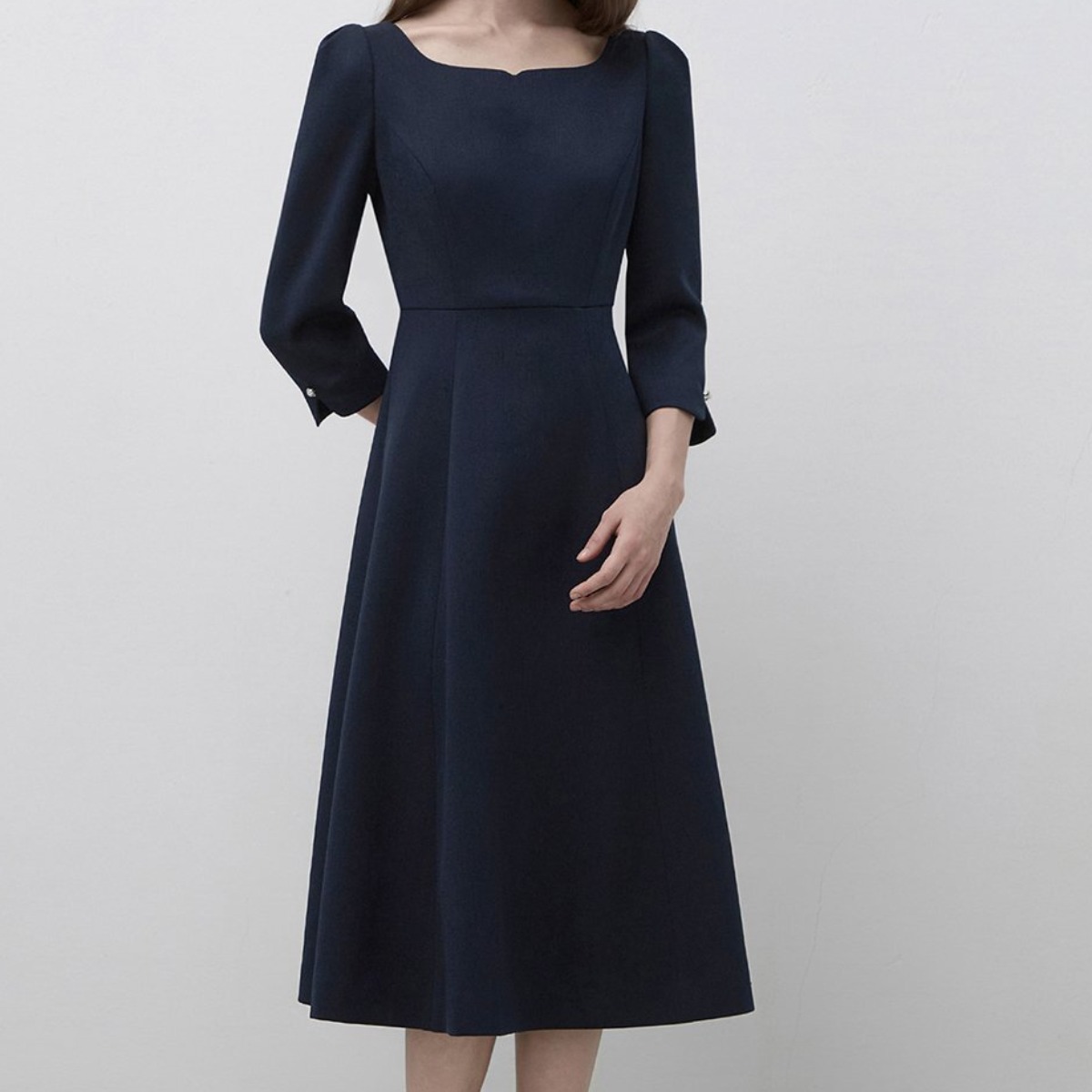 [국내백화점] 잇미샤 넥 포인트 플레어 원피스 여성 단정한 하객룩 오피스룩 정장 코디 288,530원