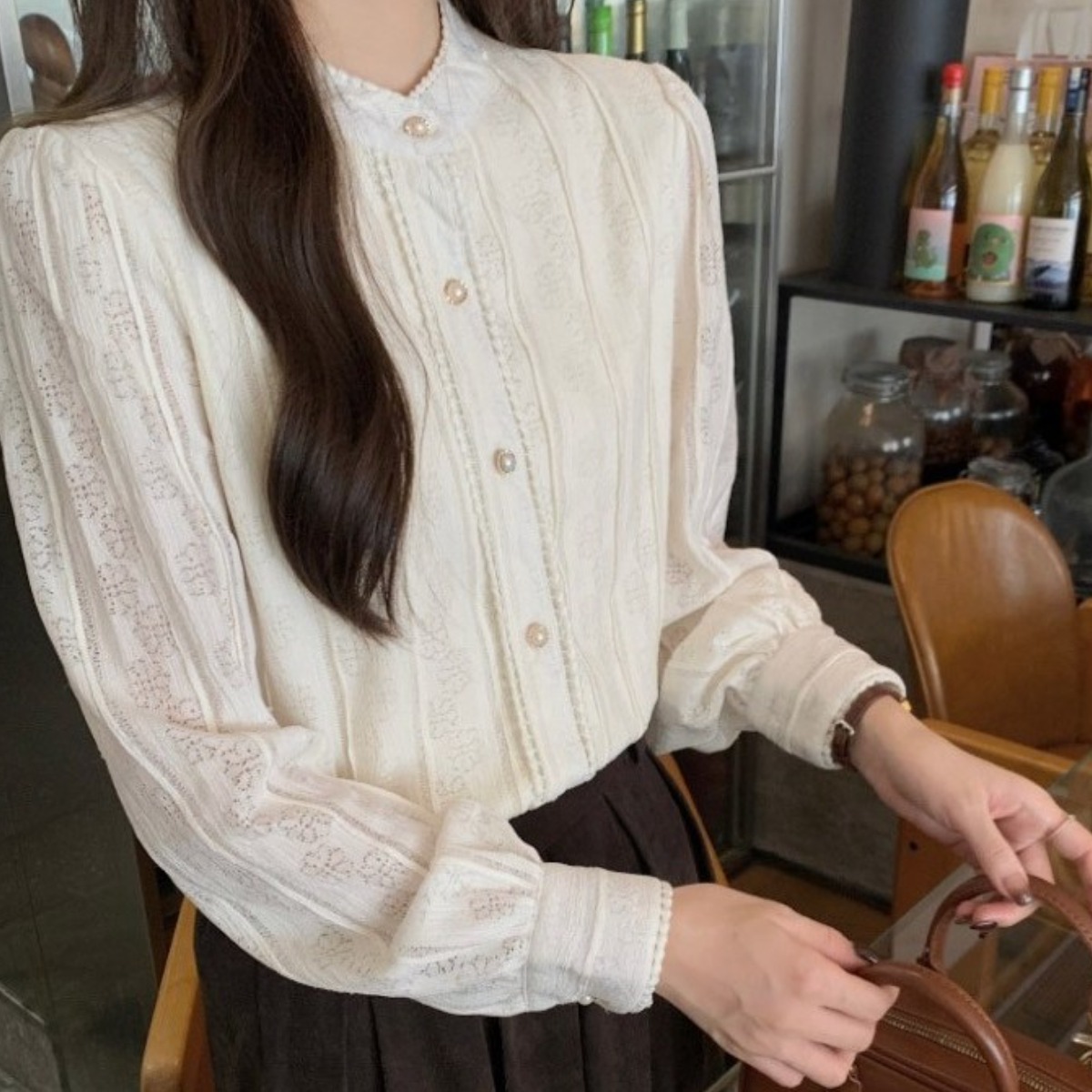 플라워 레이스 진주버튼 블라우스 / 기모 안감 노카라 여성 블라우스 38,500원