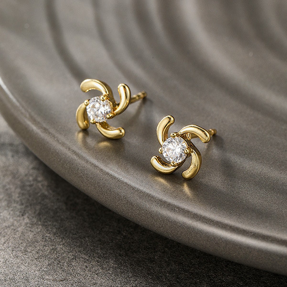 NXNA 925 도금 14K 큐빅 이어링 컴팩트 풍차 귀걸이 선물 CZW-ED018 59,800원