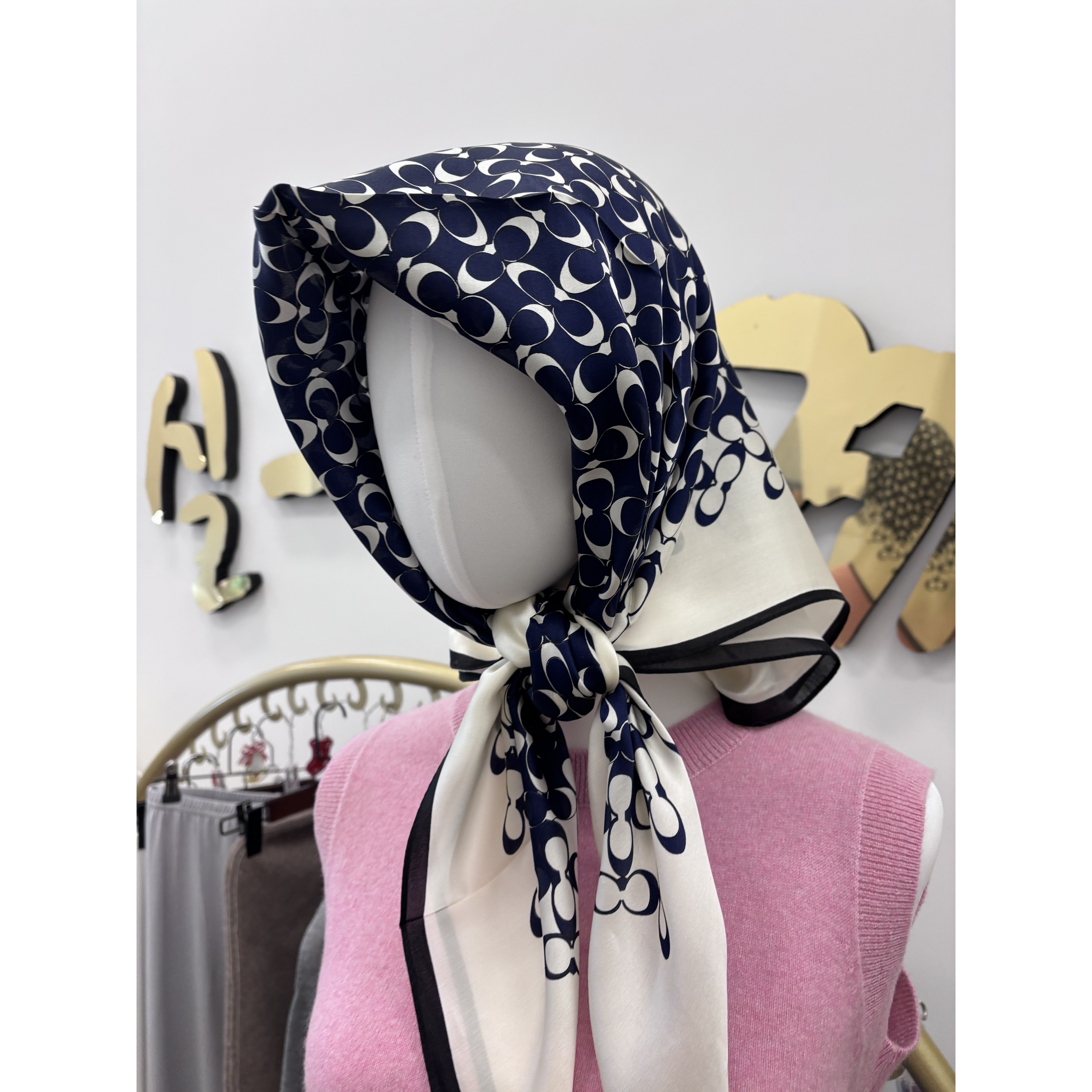 절대적인 실크 100% 14모미정도 프린트무늬 88에88 큰 사이즈 벨트겸용 사용도 오케이 대형 숄느낌으로 코드속에 밝은 빛깔 여성 스카프 35,700원