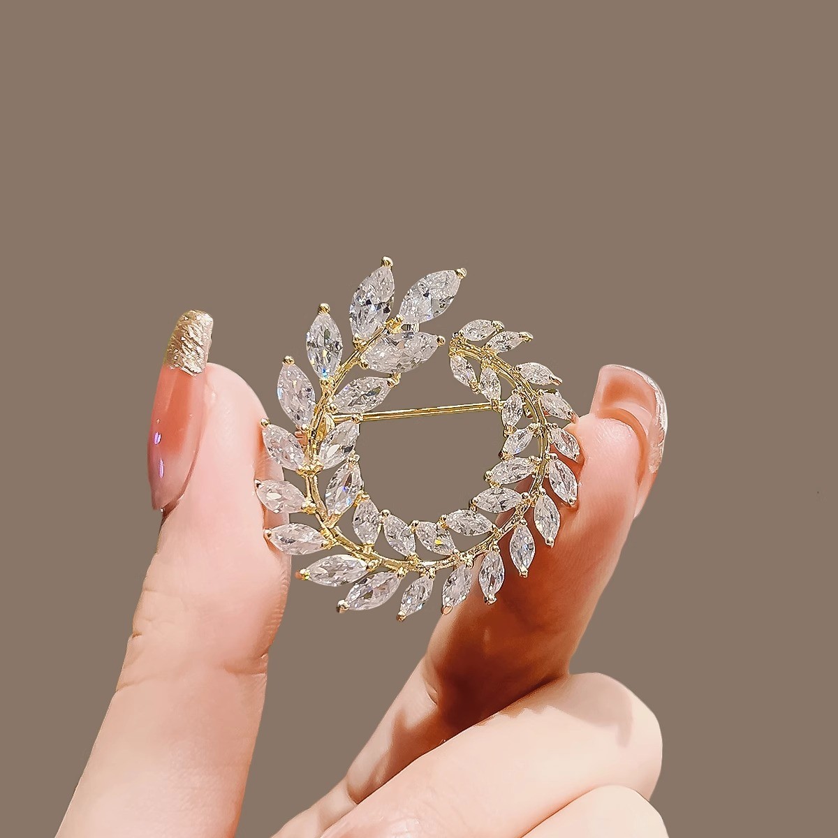 NXNA 도금14K+5A 큐빅 프리미엄 리프 아일렛 생일선물 브로치 XYL-XZ008 49,560원