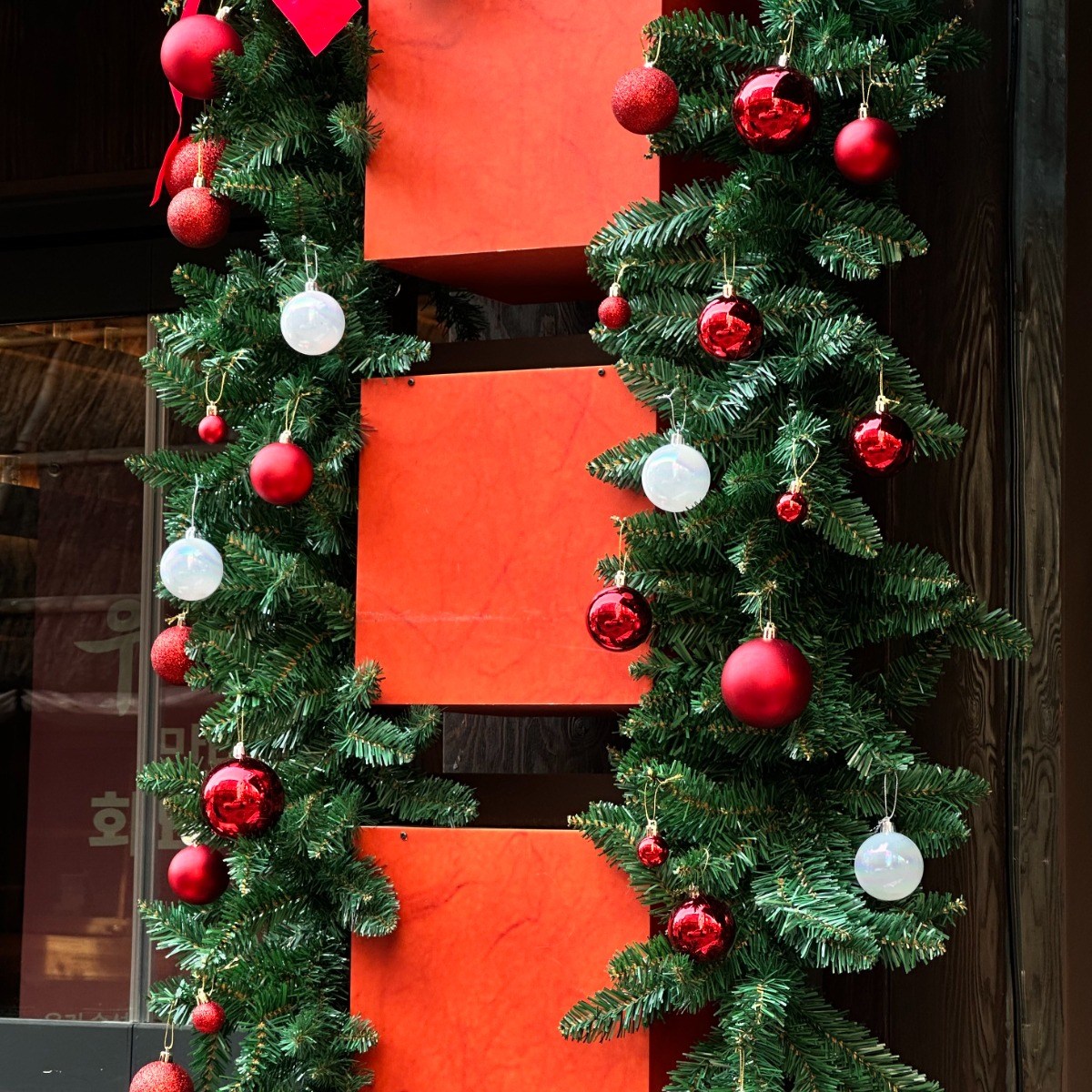 내일공간 크리스마스리스 넝쿨트리 트리가랜드 오나먼트 포함 풀세트 크리스마스 인테리어 장식 업소용 벽트리 34,000원