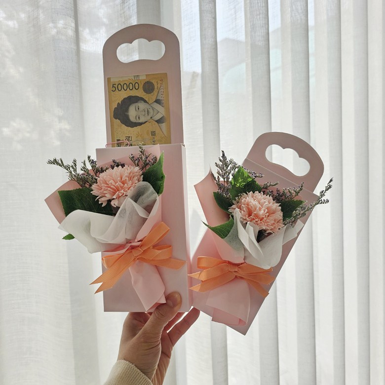 당일출고 카네이션 돈꽃다발 용돈박스캐리어 카네이션미니꽃다발 코사지 조화 비누꽃 머니봉투 어버이날 부모님생신선물 기념이꽃선물 11,900원