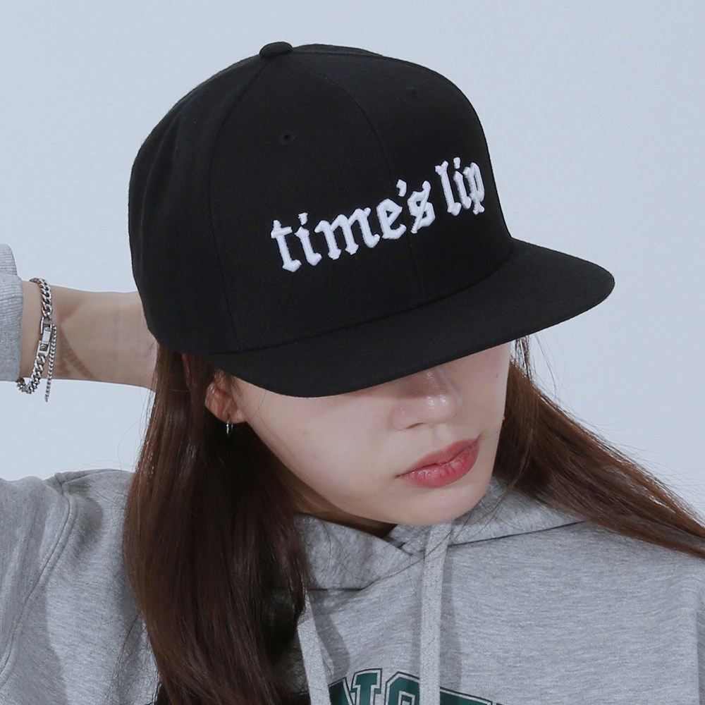 타임슬립 로만 로고 스냅백 블랙 화이트 모자 TPW07132 39,000원