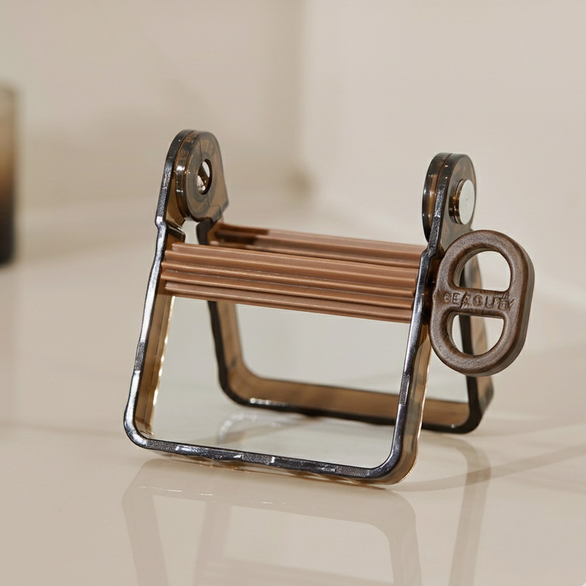 이지몰 치약짜개 튜브짜기 거치대 겸용 스탠드형 인테리어 받침대 4,900원