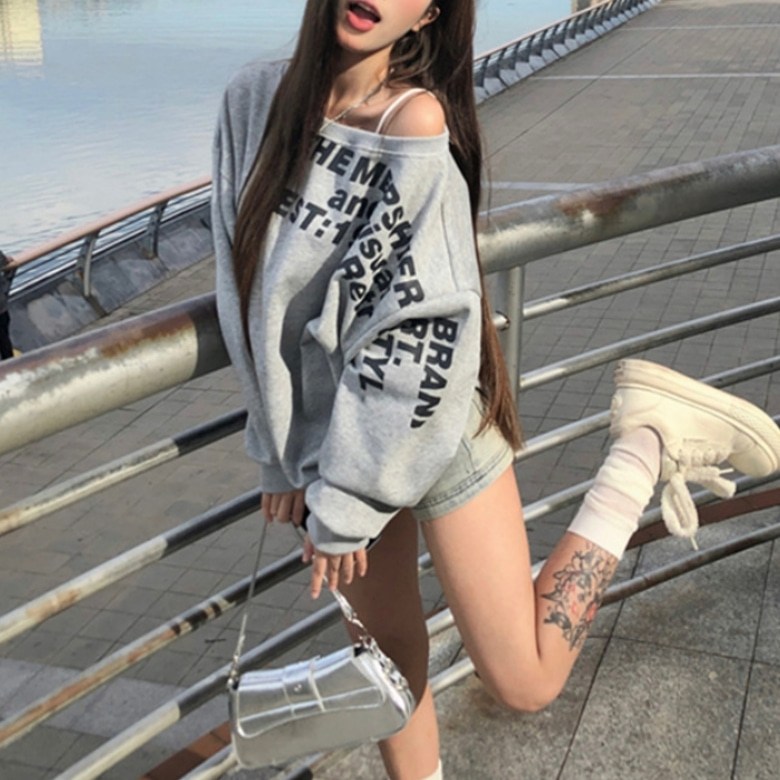 아이엠몽 여성용 나모라 레터링 원숄더 맨투맨 티셔츠 13,900원