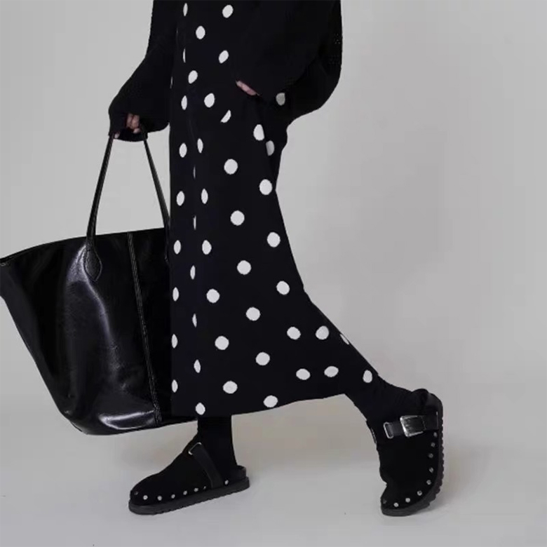 PEROLA 여성 니트 롱 스커트 도트 배색 뒷트임 허리밴딩 봄 가을 겨울 니트 스커트 24,700원