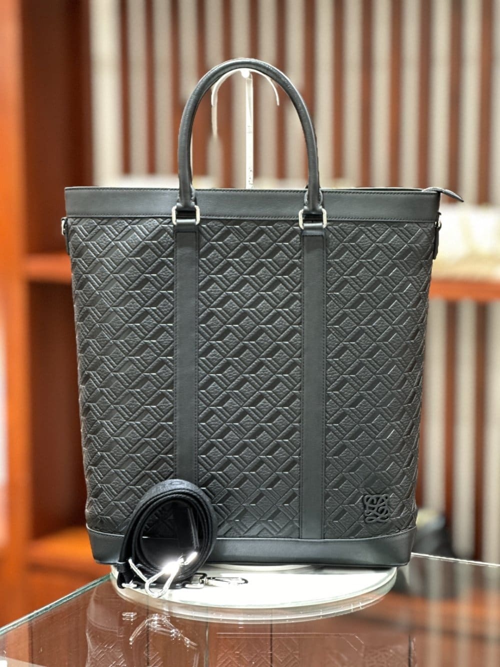 [국내백화점] 루이까또즈 남성 토트백 모던한느낌 정장코디 블랙색상 대용량 깔끔한마감 289,560원