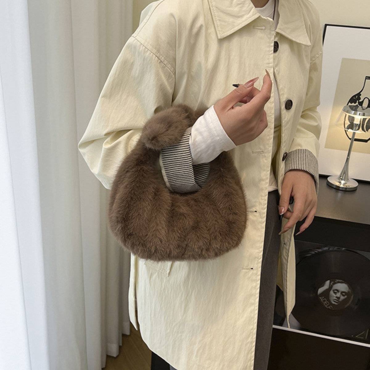 MAP 몽글 몽글 러블리 따뜻하고 부드러운 촉감 인조퍼 스타일링 클라우드 만두 핸드백 토끼 퍼백 35,580원