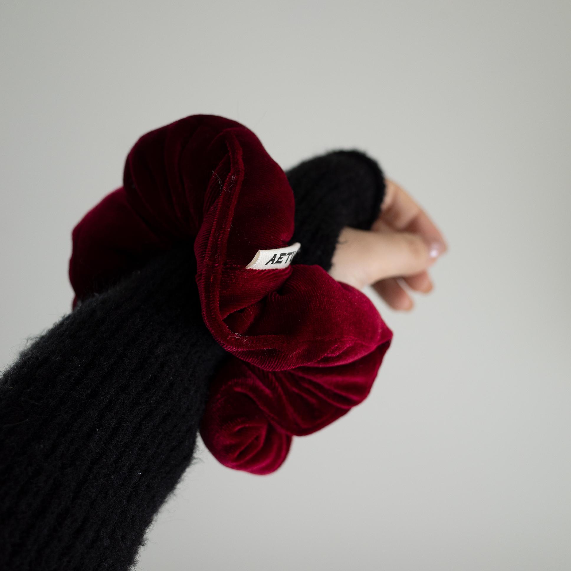 향기나는 대왕 벨벳 곱창밴드! 겨울 무드 헤어 스크런치 17,900원