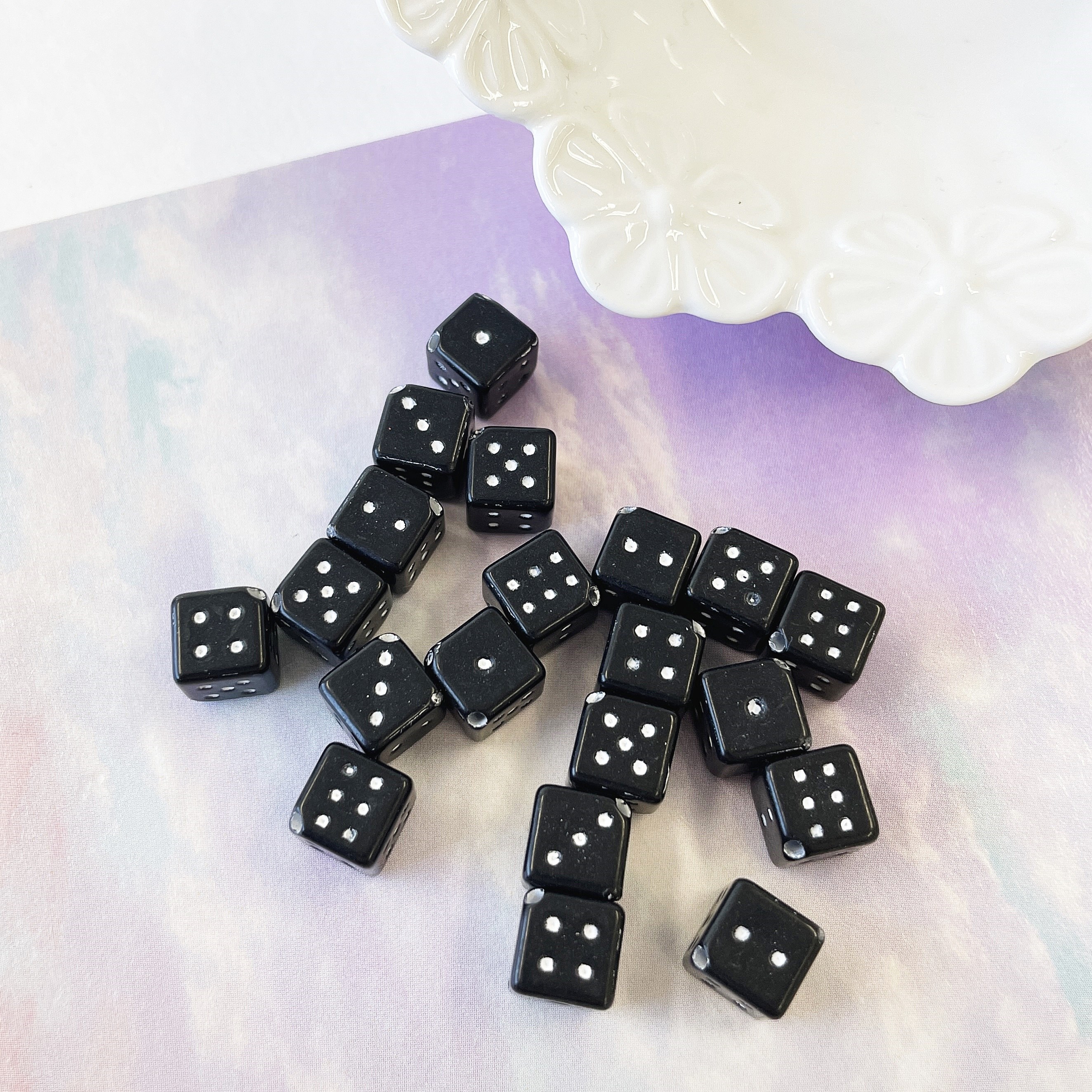 [10개]관통형 8mm 세로 아크릴 블랙 주사위 3-513 비즈 팔찌만들기 공예재료 DIY 1,000원