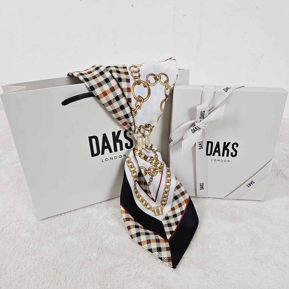 [백화점 정품] 닥스 아이보리 체크체인 쁘띠 삼각 스카프 DD링 세트 100%실크 여성 여자 머플러 타이 (선물포장) 79,900원