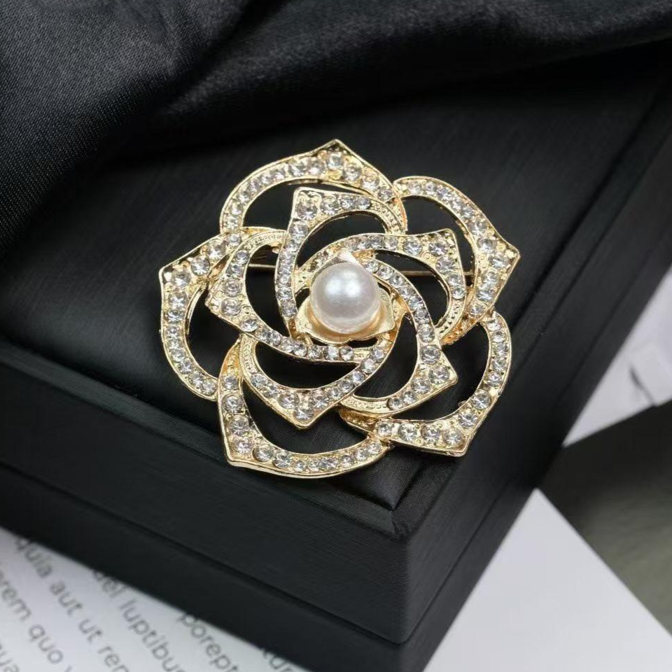 NXNA 14K 골드 고급 진주 동백 브로치 천연담수진주 광택좋은 엘레강스 펀칭 여 전세련된 스카프포켓 도금 브로치 선물용 품목 CS-XZ014 48,230원