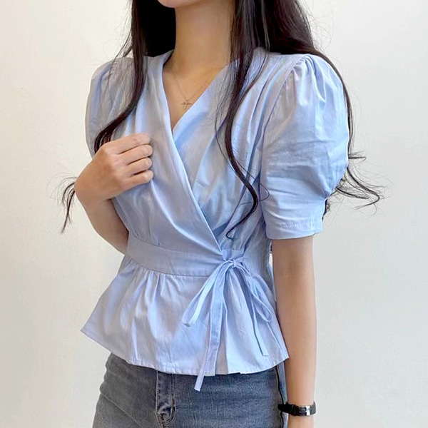 라라홀리 브이넥 랩스타일 허리 셔링 리본끈 퍼프소매 반팔 크롭 블라우스 20,760원