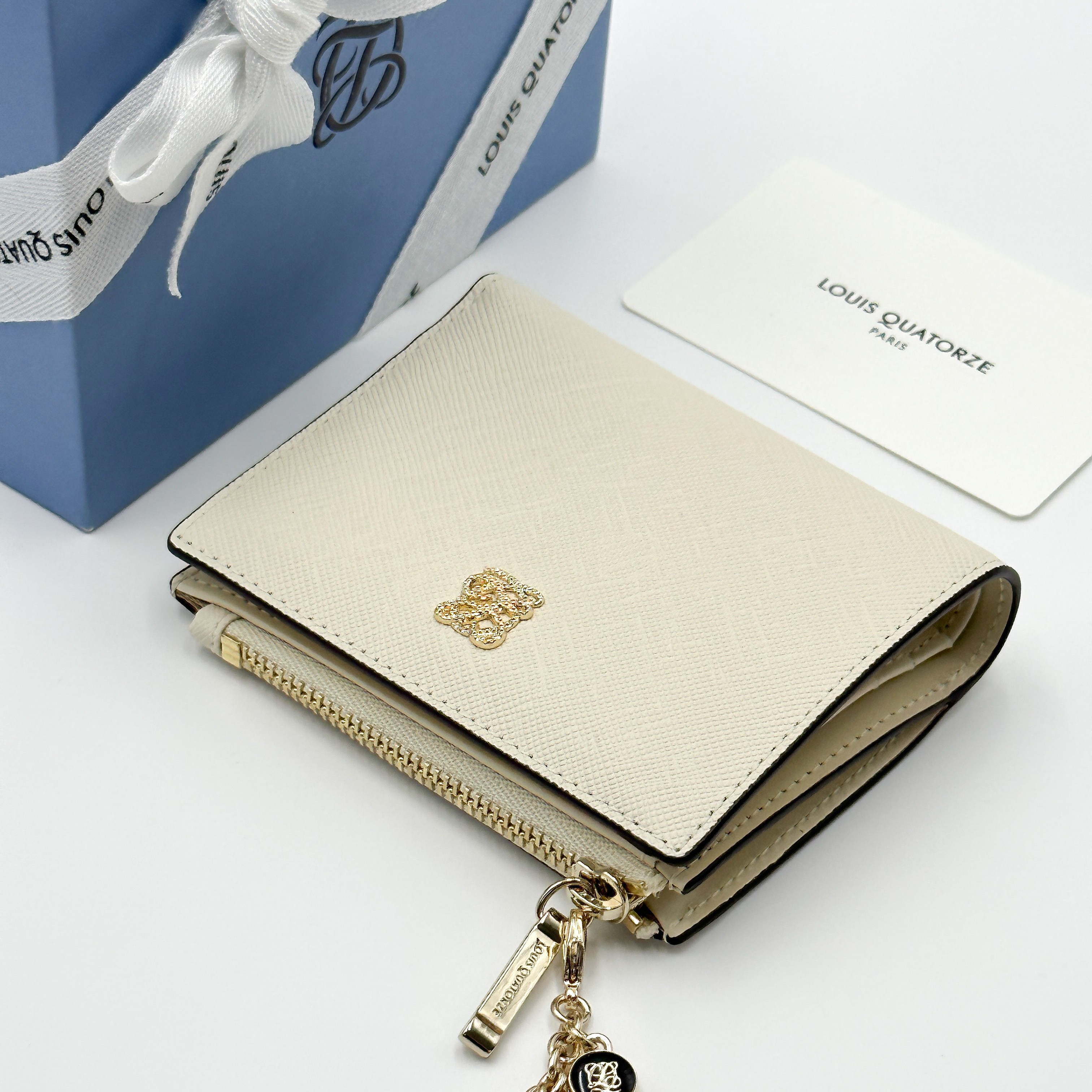 [백화점A/S] 루이까또즈 로고각인 여성반지갑 소가죽지갑 [ SQ1SD03IVBR ] 명품선물 연말선물 빠른배송 118,500원