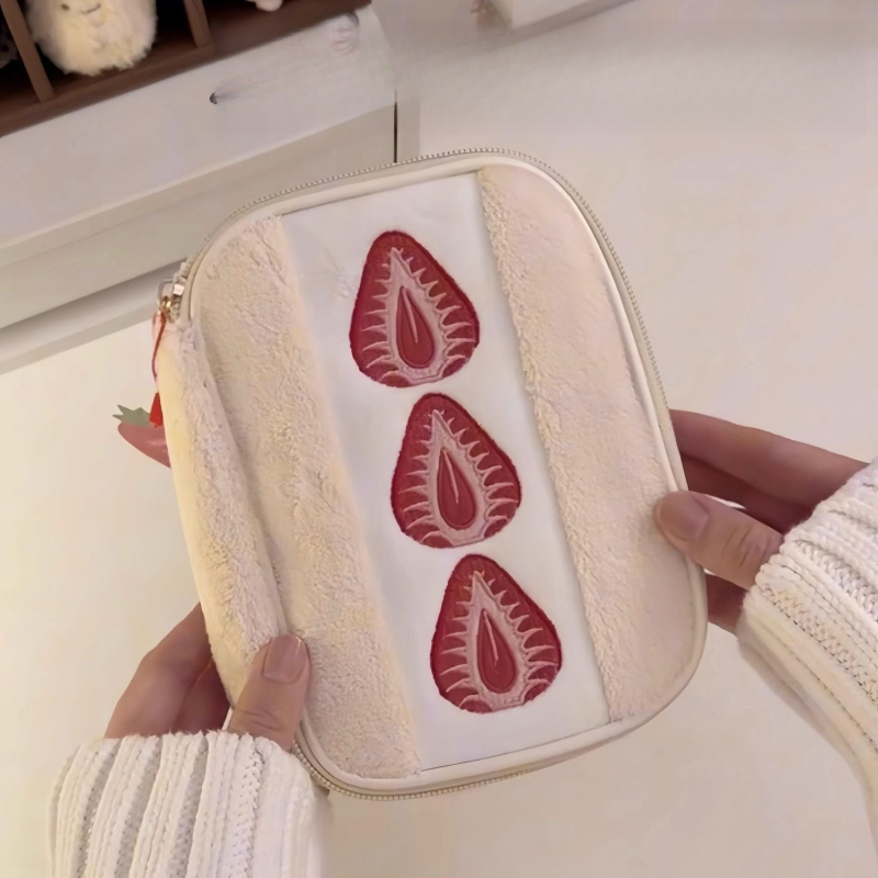 해피유통 신상 뽀글이 자수 딸기 파우치 12,960원