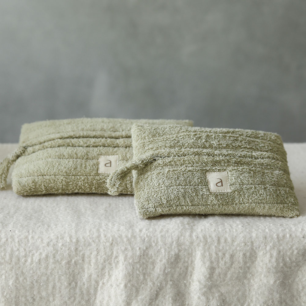 에이키코 클라우드 납작 직사각 파우치 소형 7,900원