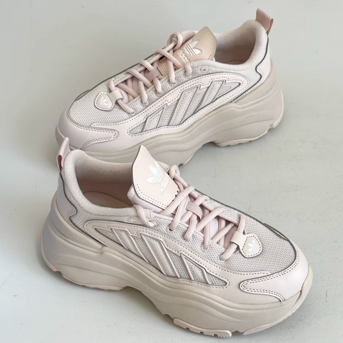 아디다스 여자 키높이 운동화 오즈가이아 굽있는운동화 런닝화 발편한신발 데일리 여자 스니커즈 158,000원