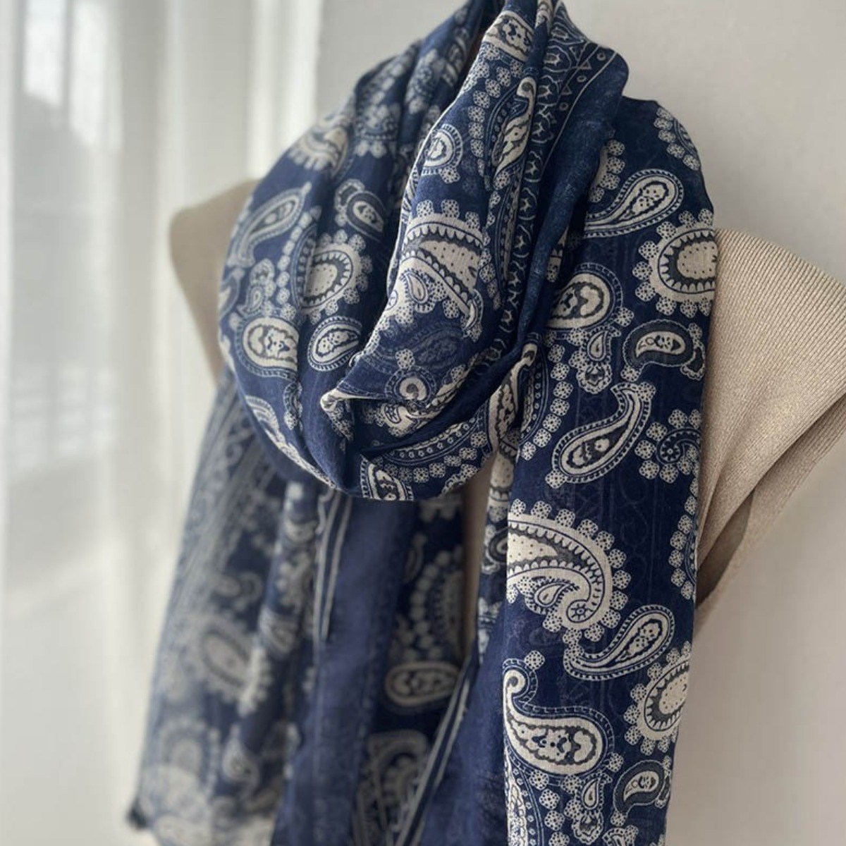 코코린느 밑단 술이 달린 네이비 헤리티지 쉬폰 롱 스카프(1color) 13,900원