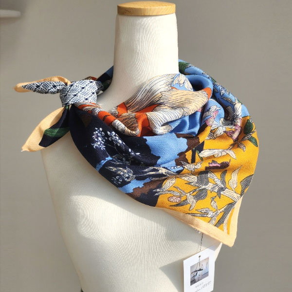 <청담코코> 벨벳터치 겐플라워 스카프 미니브로치증정 10,300원