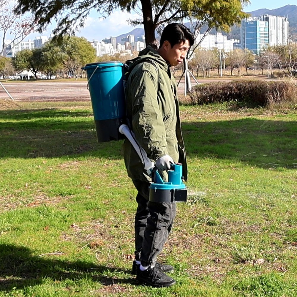 클로버 염화칼슘살포기 20L 12V 배부식 전동 입제 분재 제설제 비료 살포기 138,000원