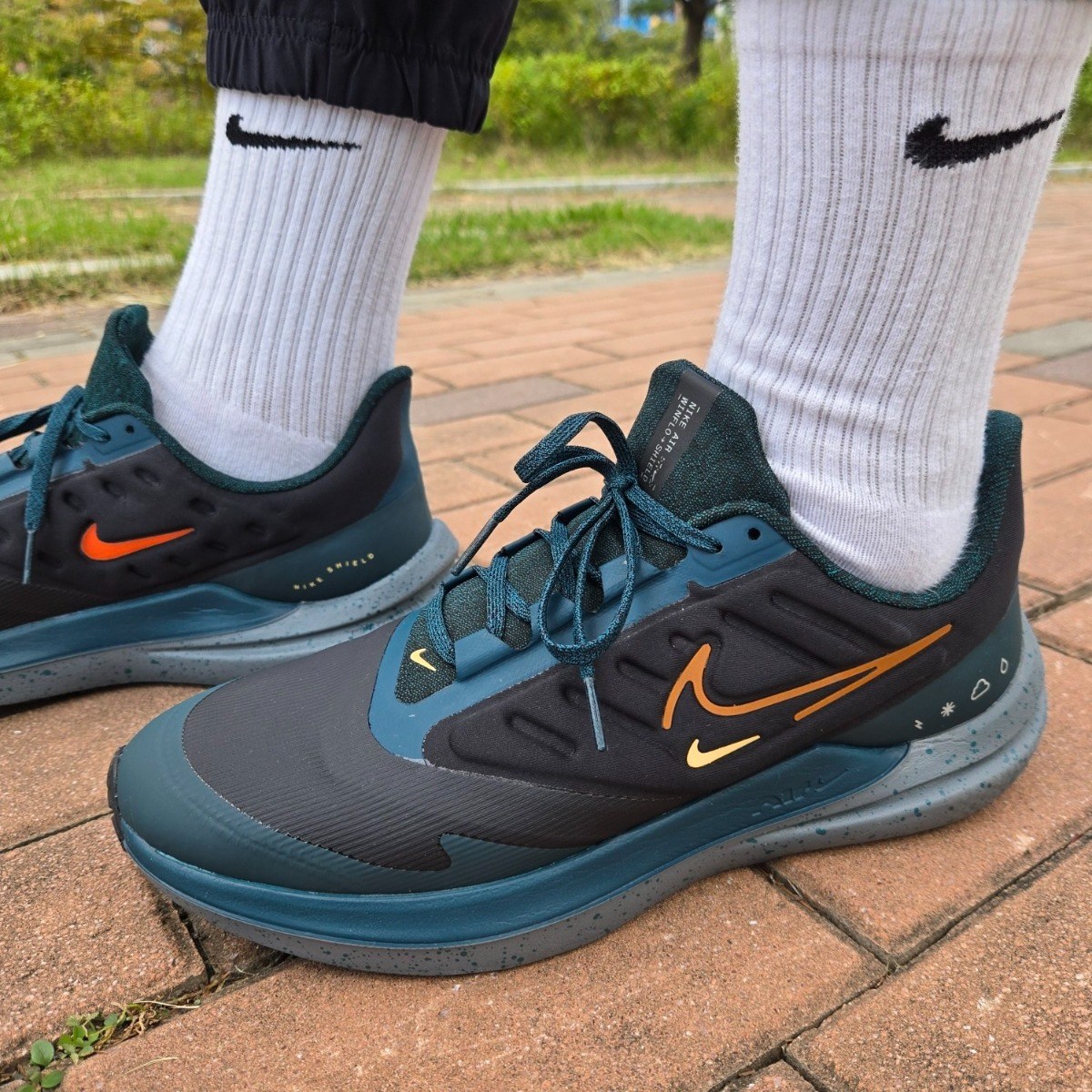 나이키 남성 로드 런닝화 윈플로 쉴드 따뜻한 운동화 블랙n오렌지 얼룩지우개 증정 114,000원