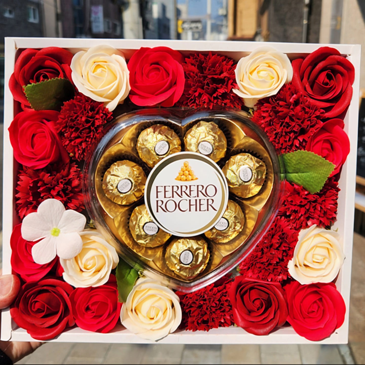 지나로즈 발렌타인데이 화이트데이 페레로로쉐 하트 초콜렛 사탕 비누꽃 선물 상자 45,000원