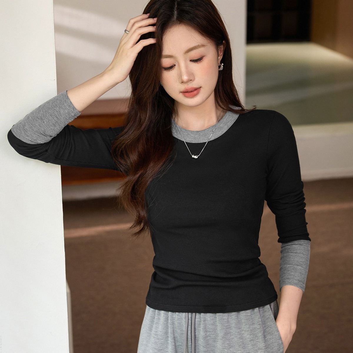 엘에프제트 여성 슬림핏 배색 소매 라운드 골지 간필티셔츠 24585 24,800원