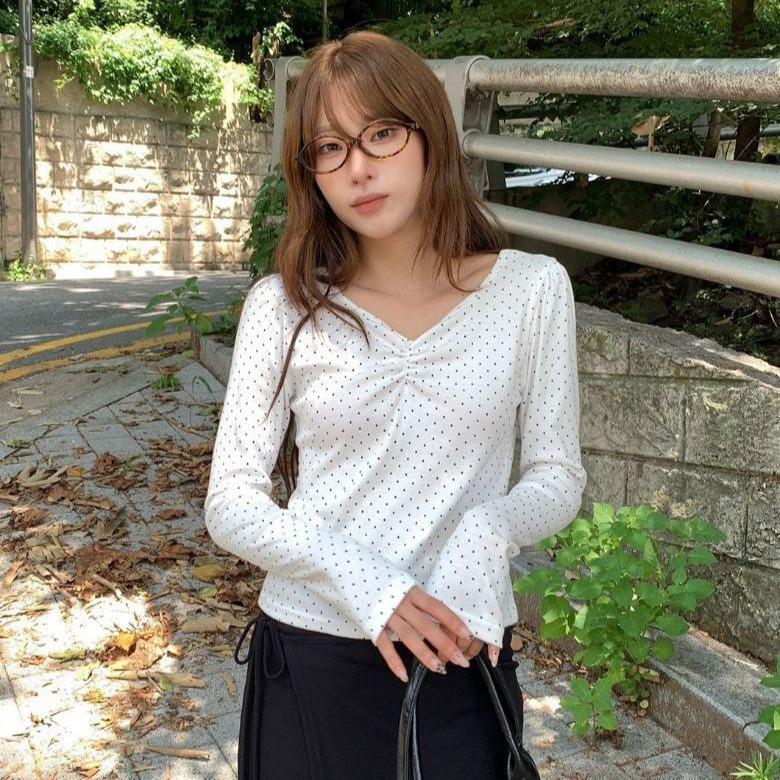 라라온 여성용 순면 도트 브이넥 셔링 긴팔 티셔츠 25TSP3497 24,900원