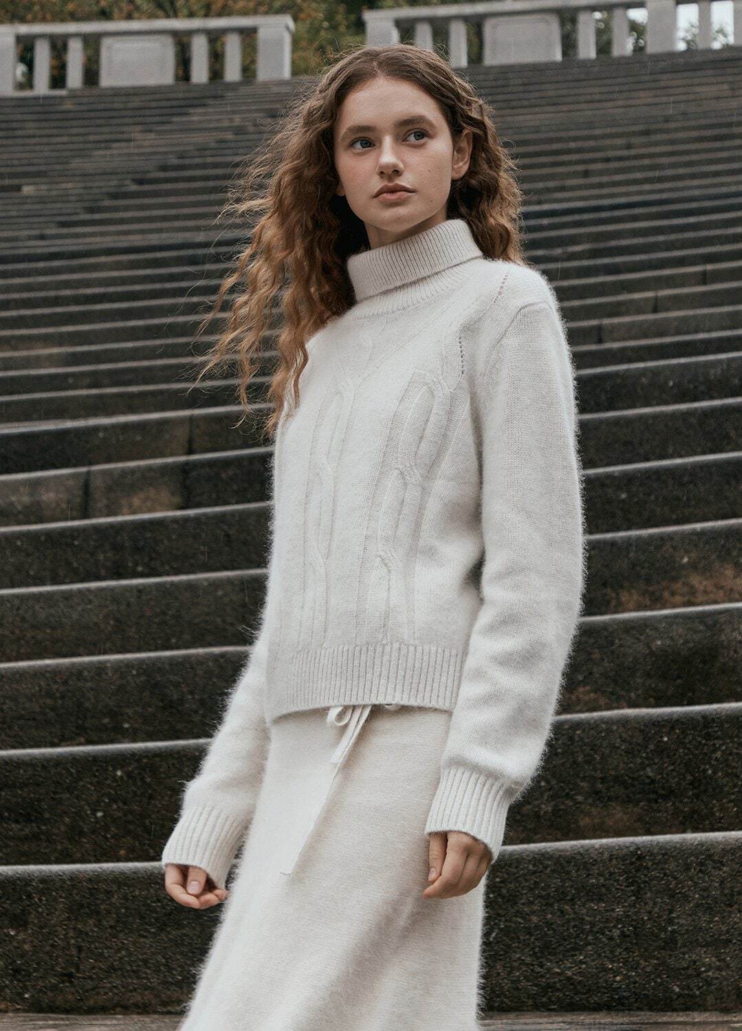 [국내백화점] 잇미샤 니트 루즈핏 모크넥 베이직 심플 크롭 숏 풀오버 베스트 315,070원