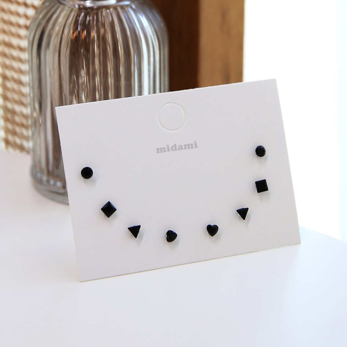 미다미 [8P세트] 데일리 심플 알러지 방지 실리콘 귀걸이(블랙/화이트) 18,900원