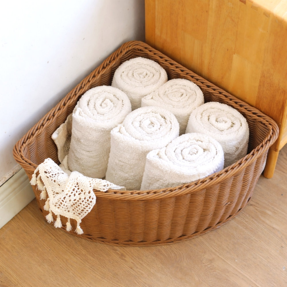 나띵베럴 모서리활용 반원형 라탄 빨래바구니 수건 옷장 정리함 22,700원