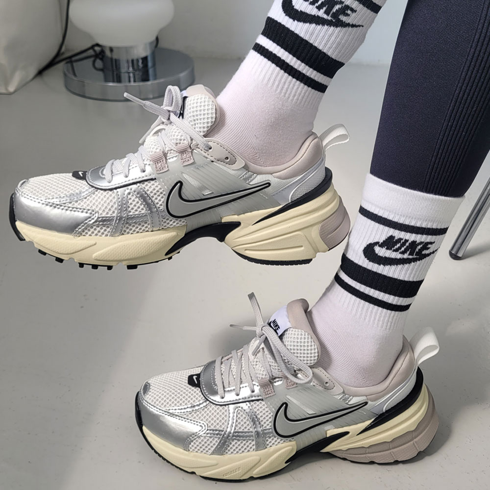 [나이키정품당일출고] 나이키 V2K 런 런닝화 헬스운동화 조깅화 여성 남성 스니커즈 키높이 운동화 (라스토케 양말증정) 113,000원