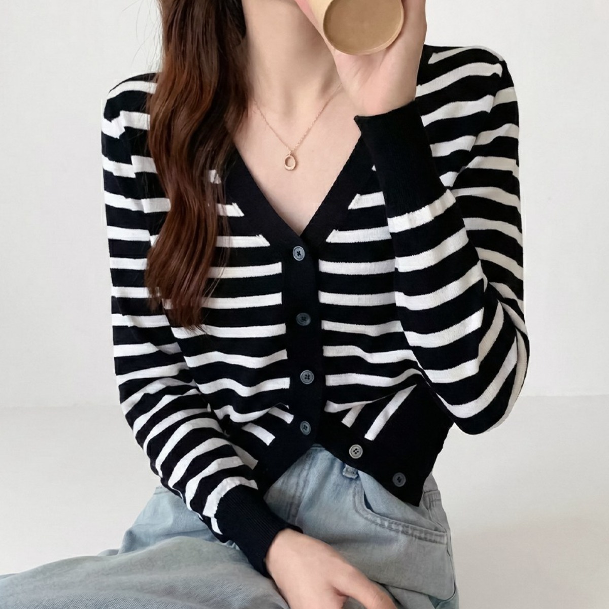 라뷰드 여성 브이넥 단가라 긴팔 가디건 봄가을 스트라이프 패턴 이너 패션 가벼운 심플 베이직 간절기 상의 데일리 캐주얼 소프트 시보리 니트 12,800원