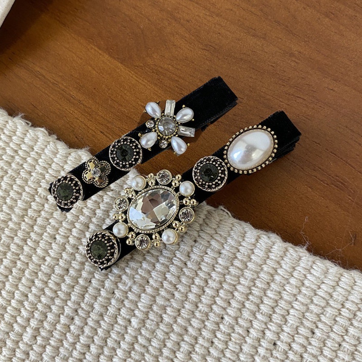 미다미 [2P세트] 허먼 블랙 빈티지 큐빅 집게핀 18,900원