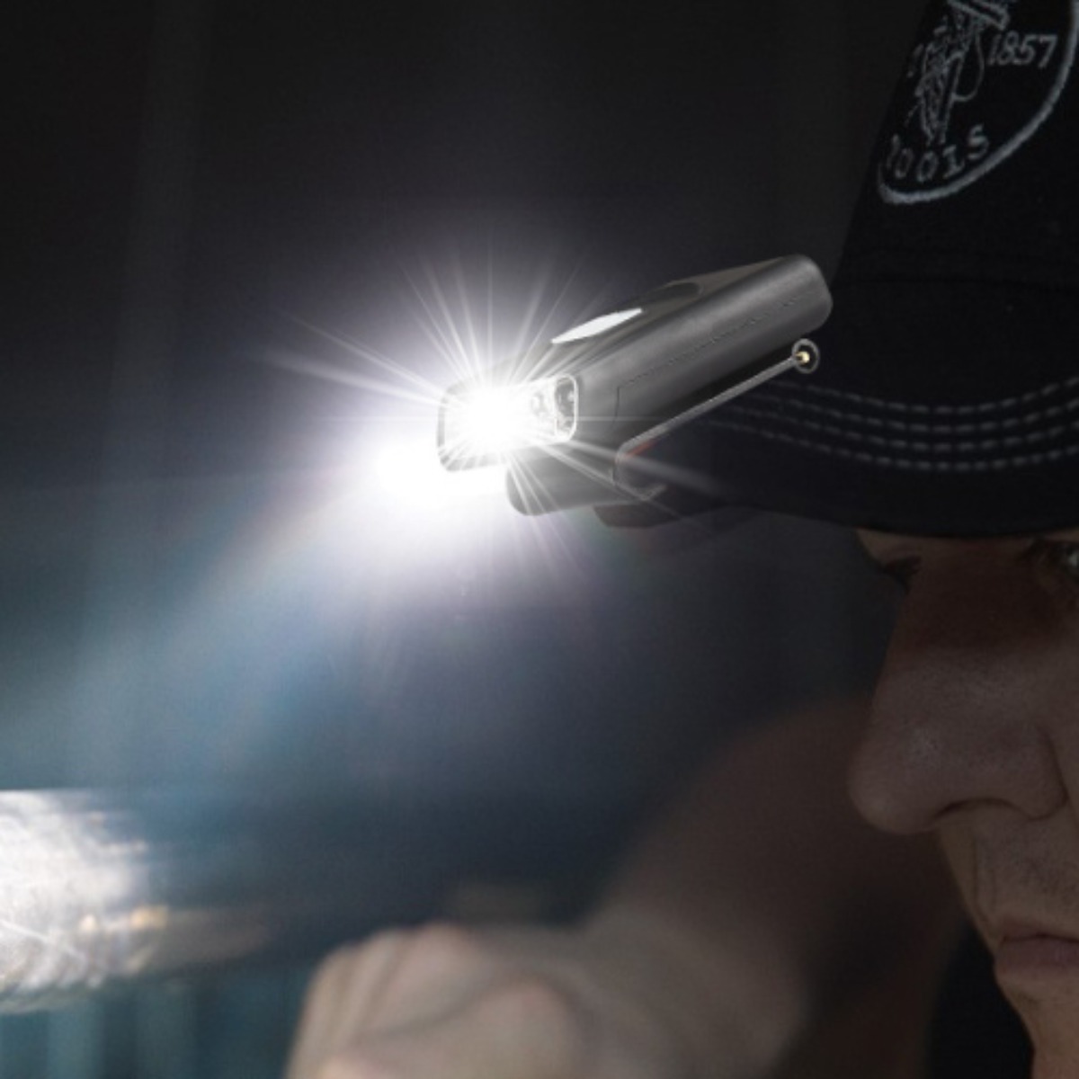 비엠몰 5구 충전 캡 라이트 후레쉬 도시어부 LED 렌턴 소품 낚시, 블랙, 1개 7,390원