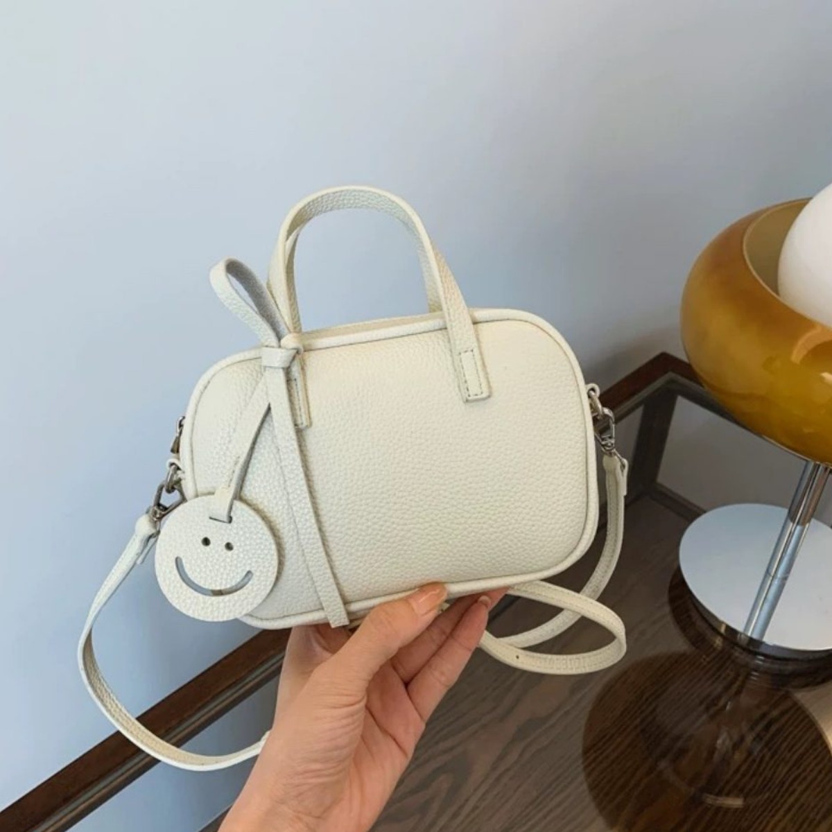 와이엔이 미니 스퀘어 크로스 토트백(키링포함) 25,900원